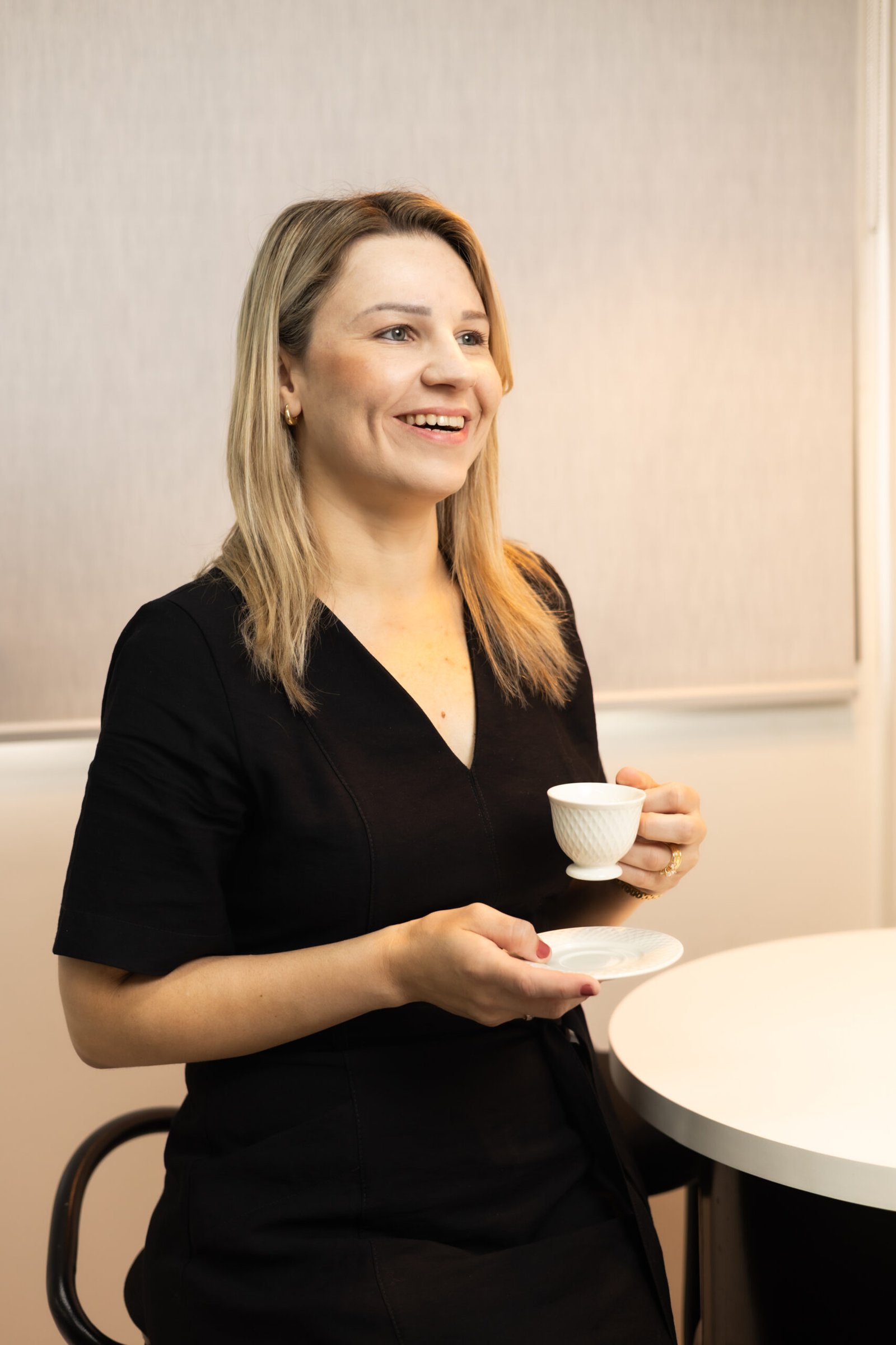 Lorena Jacob em um momento espontâneo de sua rotina profissional