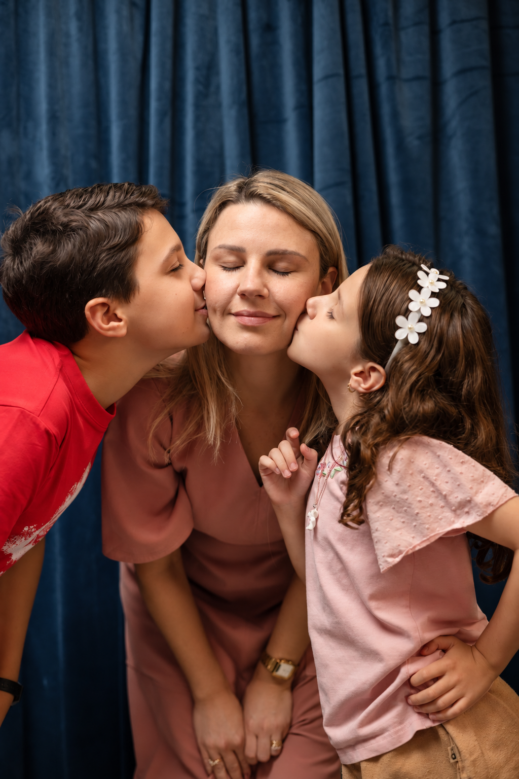 Lorena Jacob com seus filhos em um momento de vínculo familiar